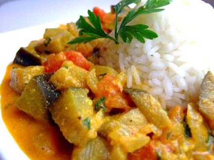 LIGHT AND FLAVORFUL INDIAN-STYLE EGGPLANT CURRY – AIDING WEIGHT LOSS