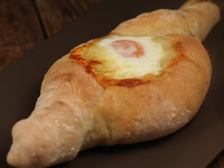 Cheesy Soft-Centered Bread Boats – A Delightful Breakfast or Snack